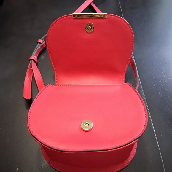 NEW Red Crossbody Saddle Bag  7.5"×5.5" - Picture 4 of 7
